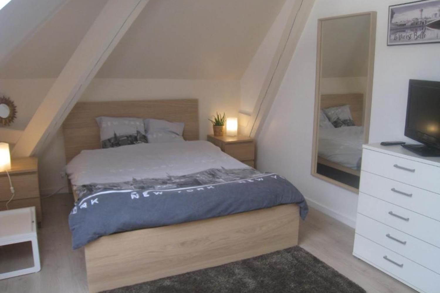 CHAMBRES-GUEBWILLER-Chambre-Double-avec-Salle-de-Bains-Privative-2-personnes-Le-Lit