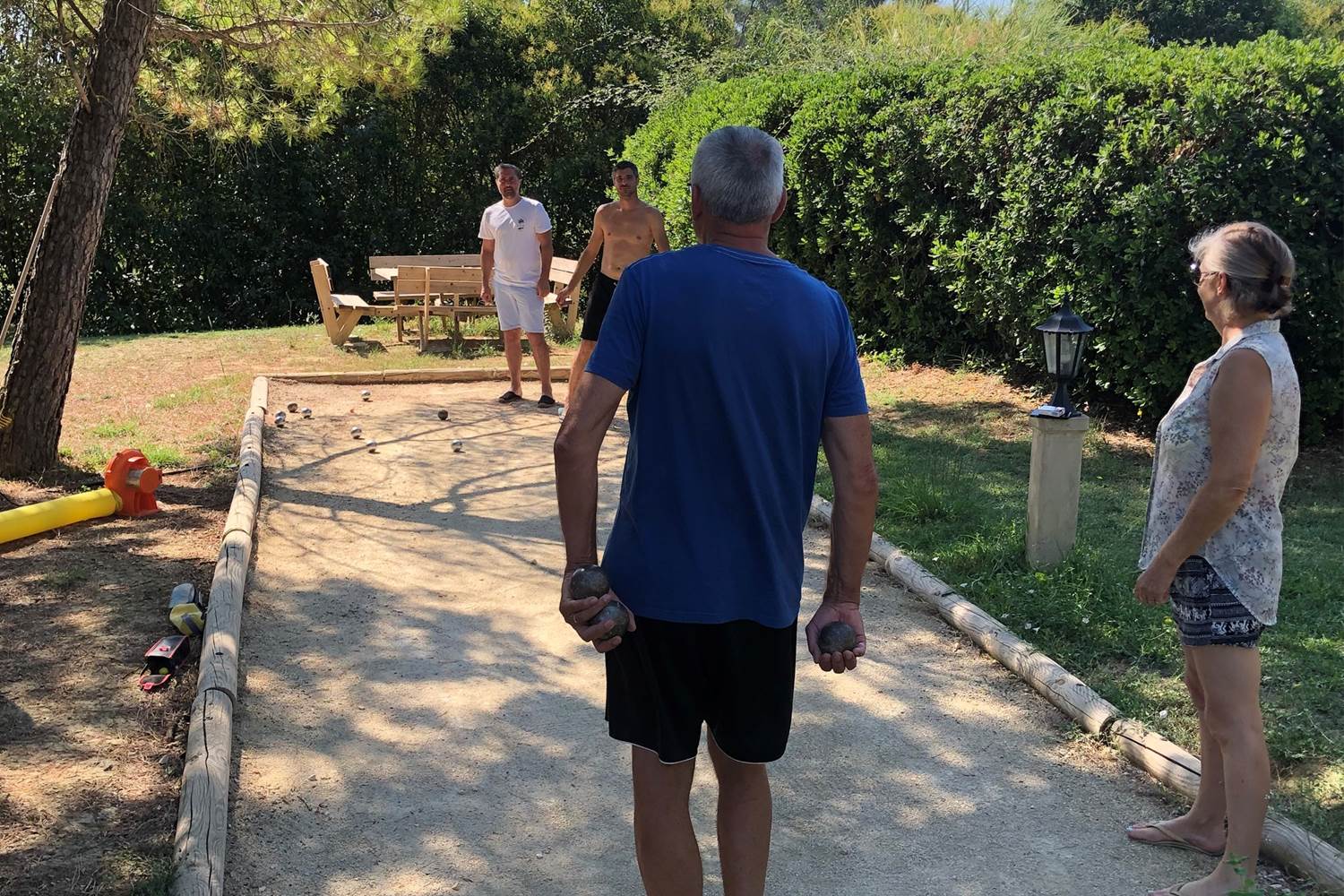 Les Mazets du Rouret - partie de pétanque en famille