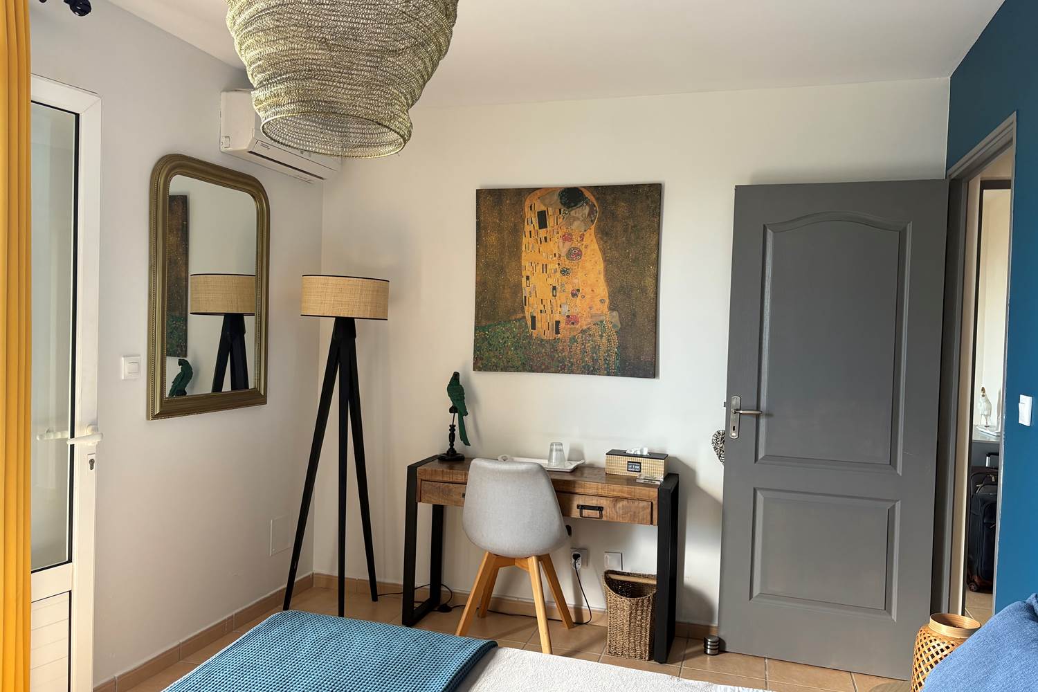 Chambre Tafia et sa terrasse vue mer, lit Queen-size et climatisation