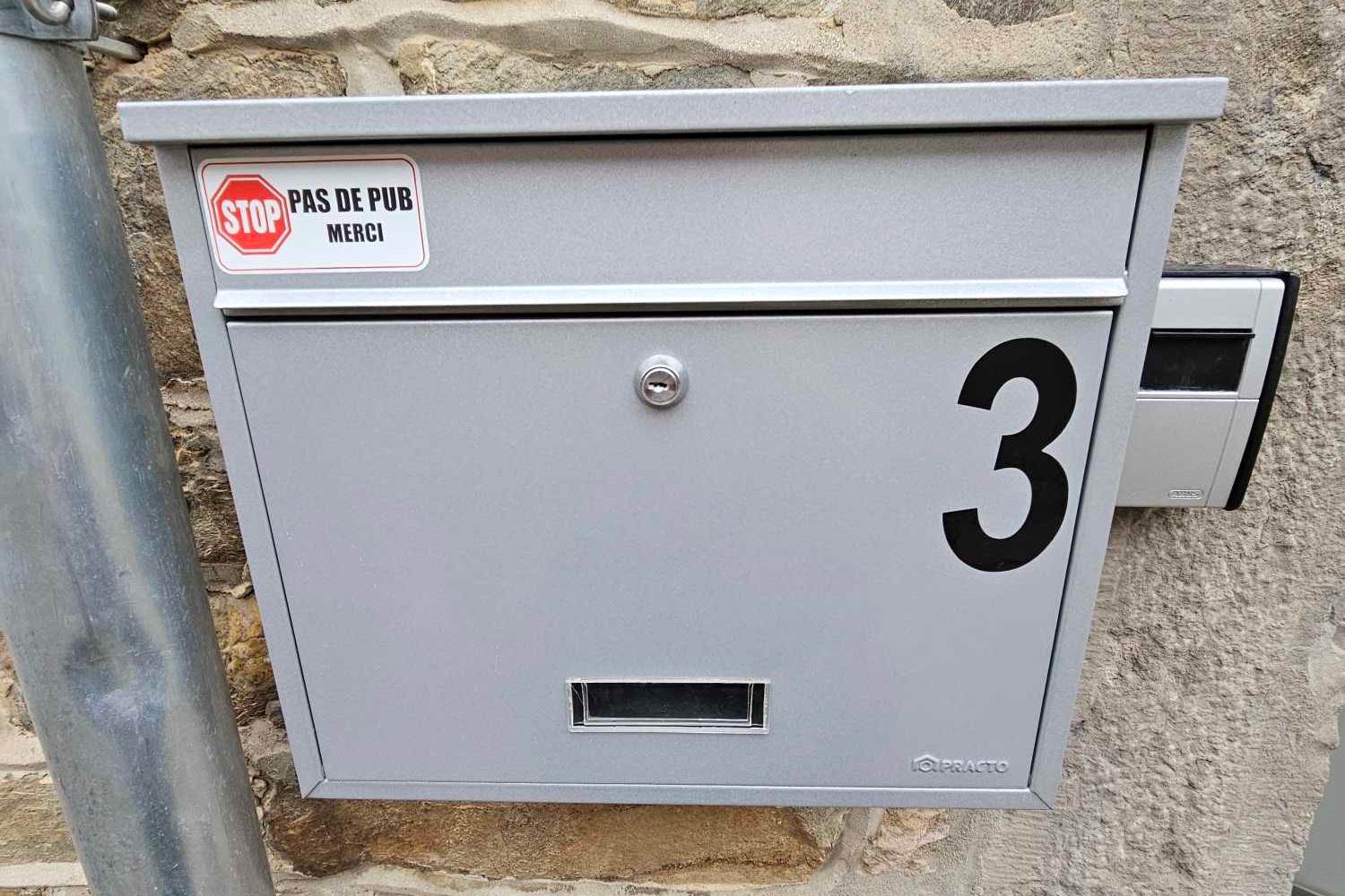 L'ESCAPADE-DE-SAINT-HUBERT-Boîte-Aux-Lettres