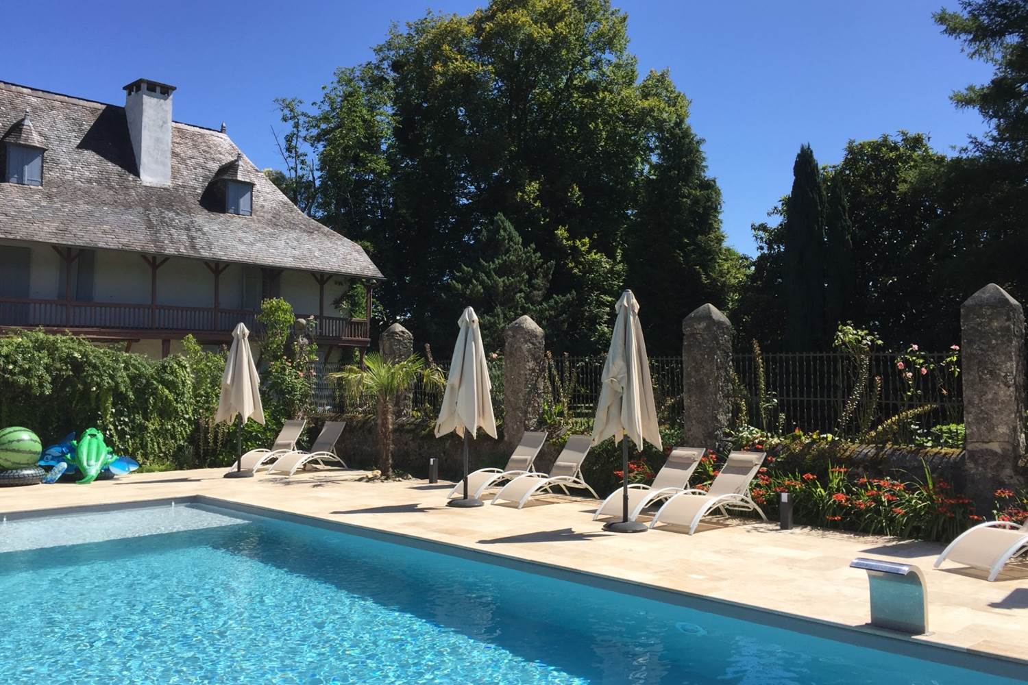 Piscine-avec-buses-de-massage-et-pataugeoire
