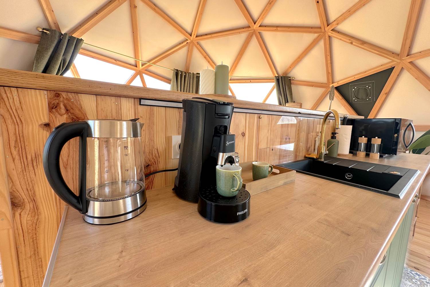 Cuisine aménagée (bouilloire, cafetière SENSEO, micro-ondes et petit réfrigérateur)