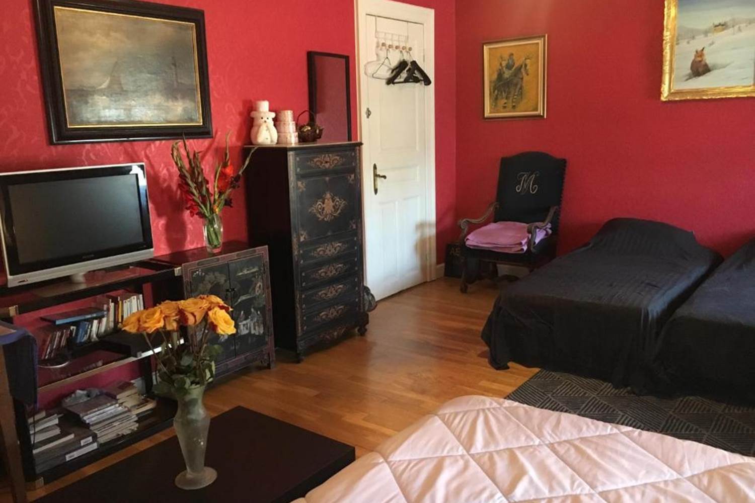 CHAMBRES-GUEBWILLER-Chambre-Quadruple-avec-Salle-de-Bains-Commune-4-personnes-Télévision