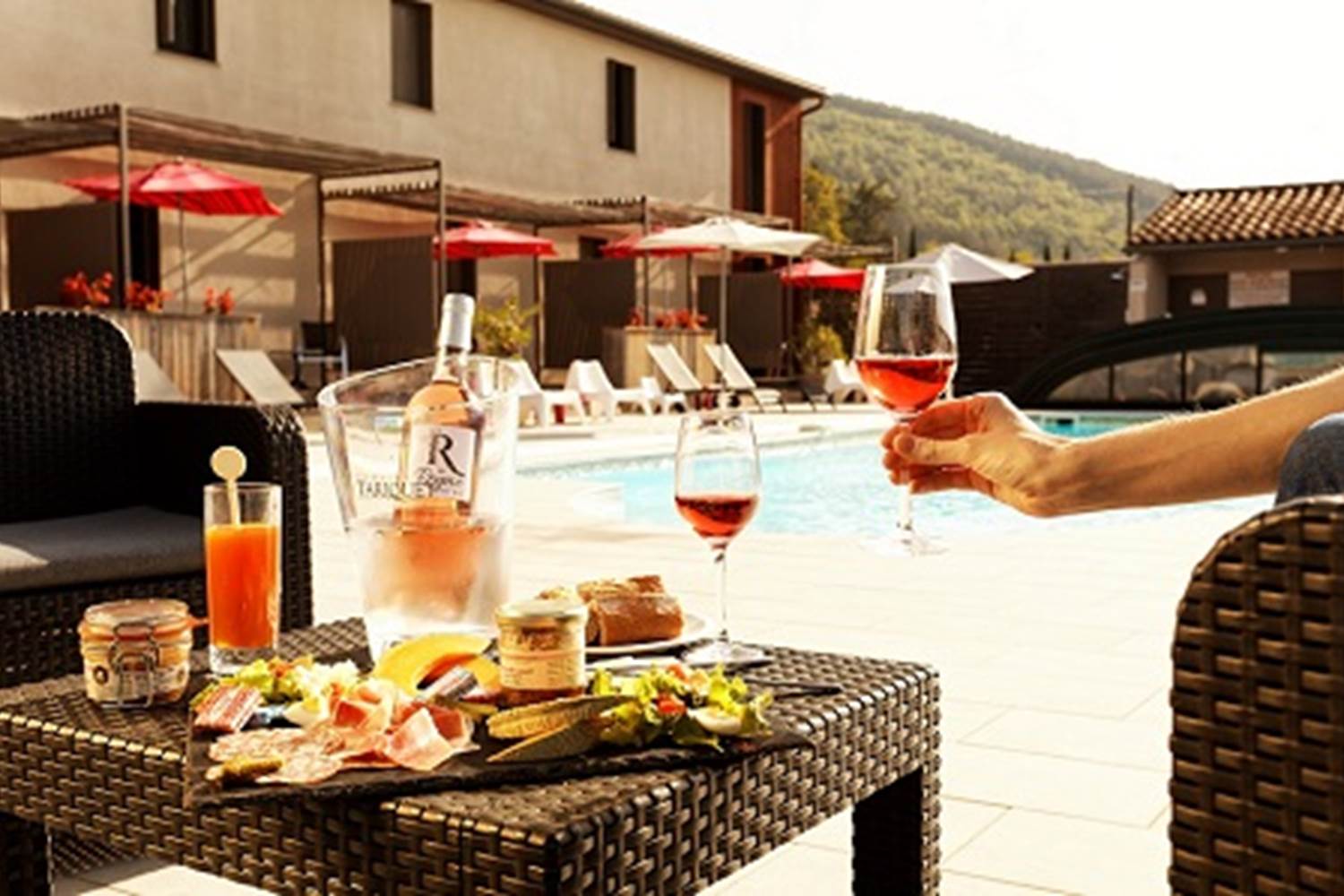 Apéritif au bord de la piscine