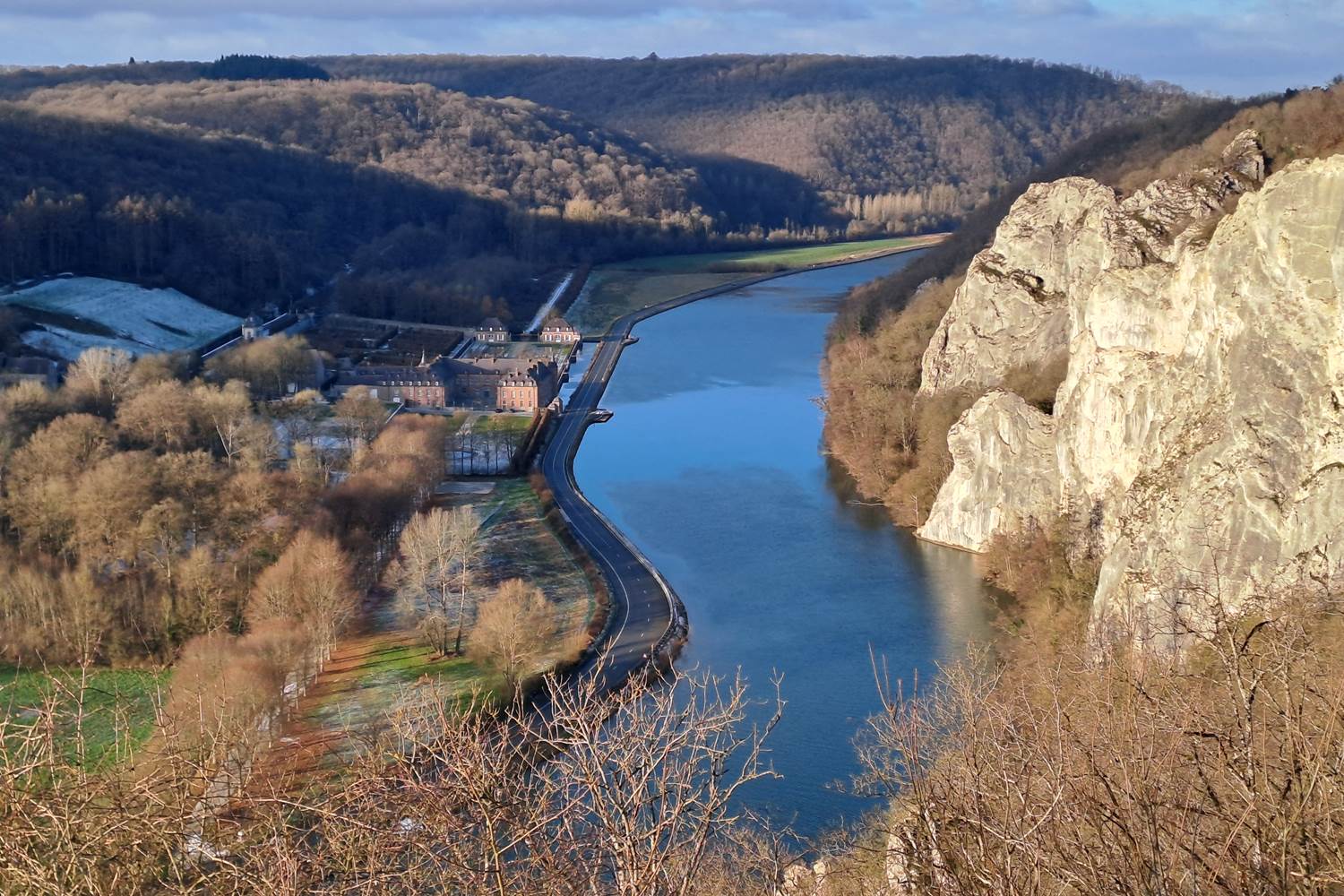 Vue sur Freÿr - le château, la Meuse et les rochers