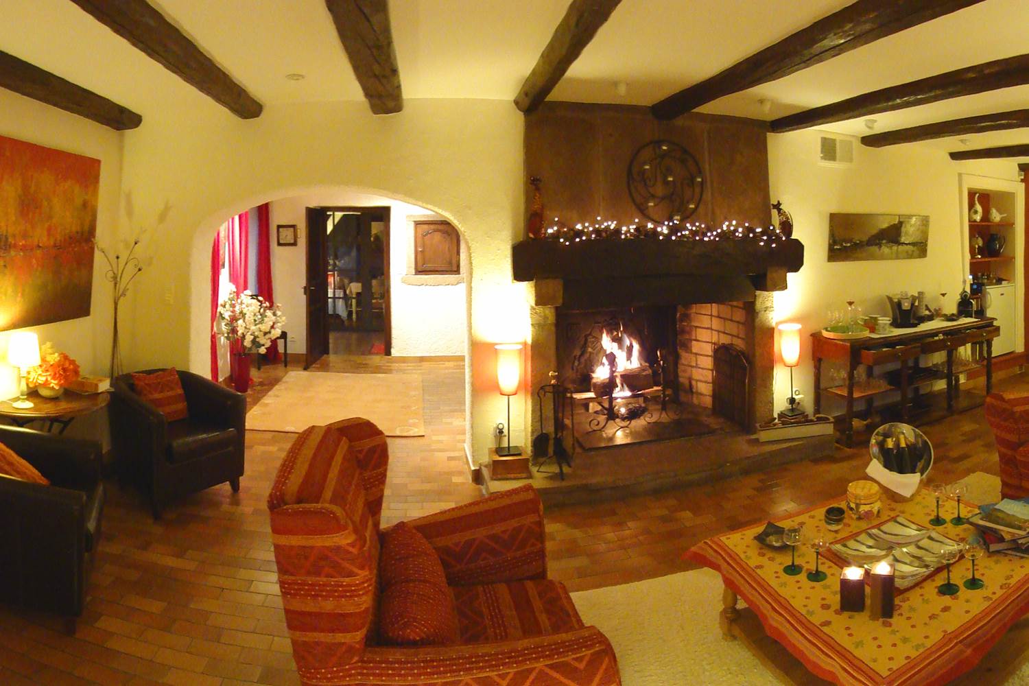 le salon avec la cheminée