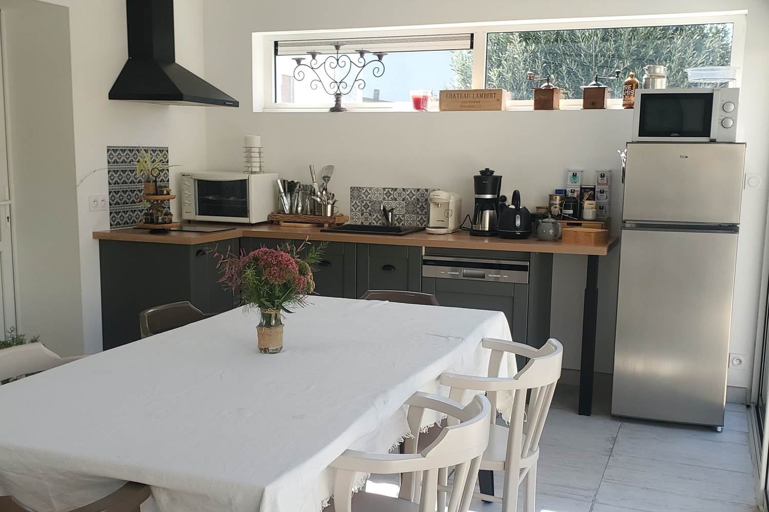 espace convivial commun avec cuisine équipée