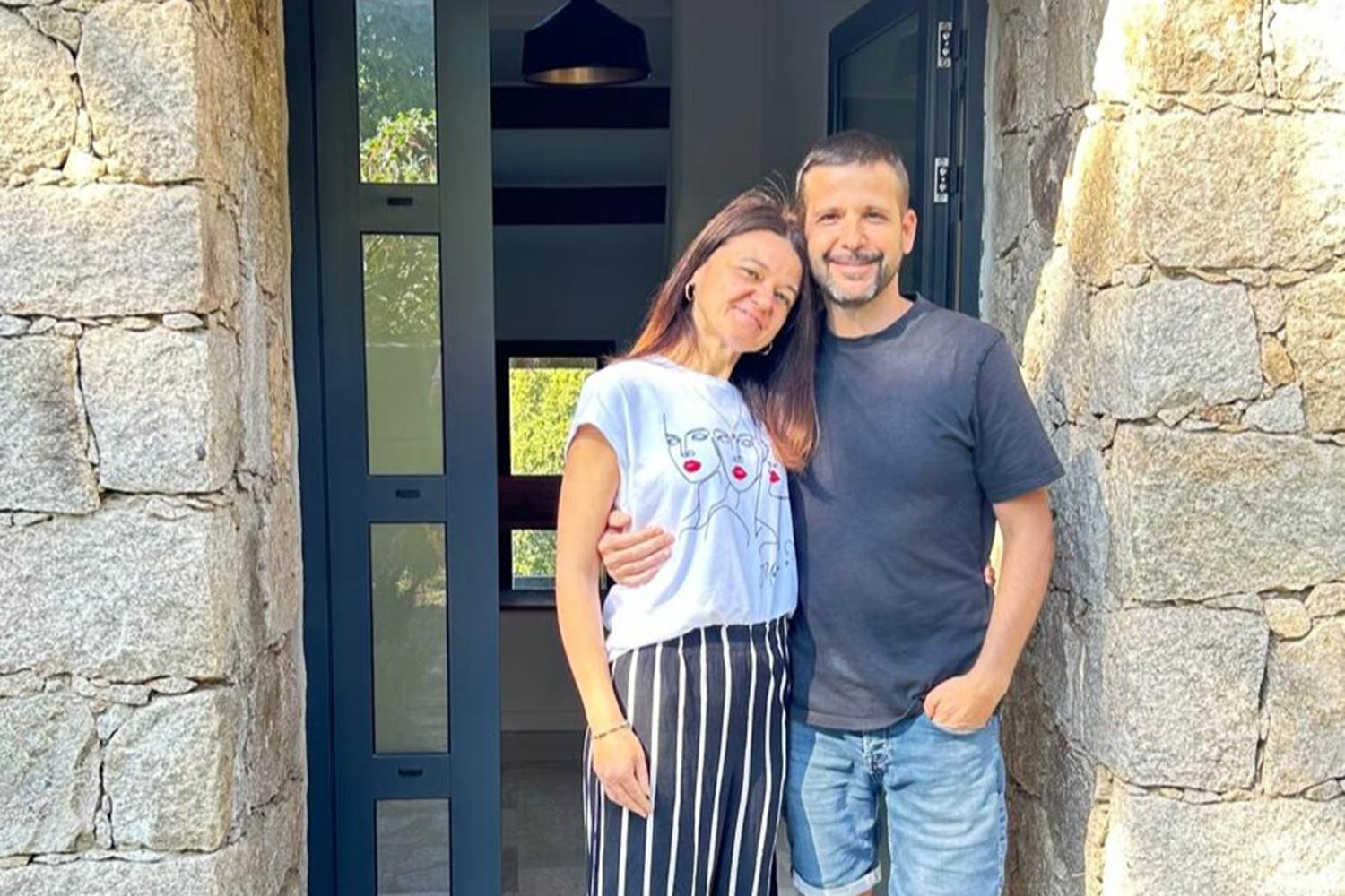 Bienvenue chez nous ! Nous sommes Angélique et Fabien, ravis de vous accueillir au Domaine Cardu, notre havre de paix en Corse du Sud. Découvrez l'authenticité de notre île à travers nos chambres d'hôtes de charme.