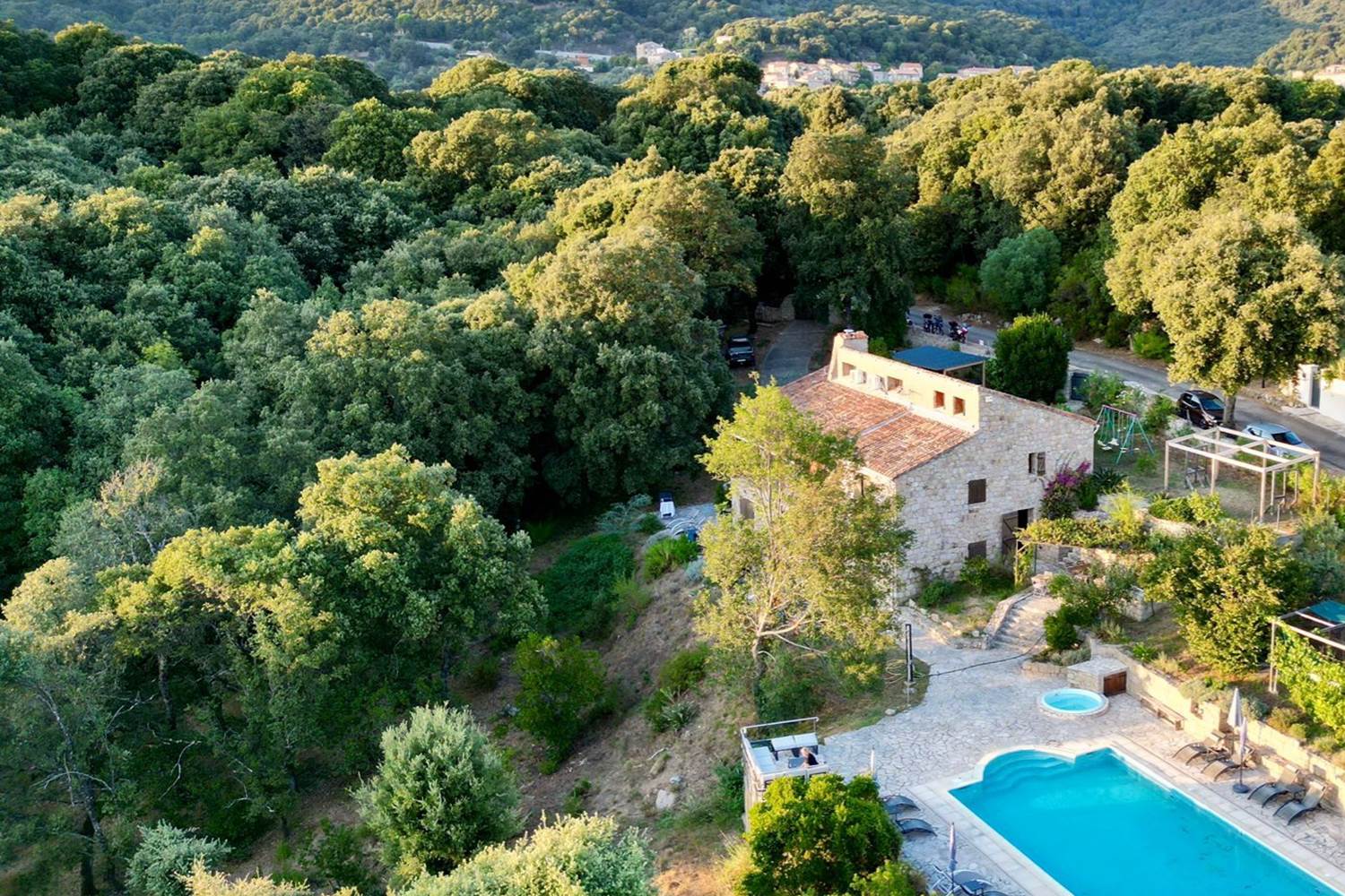 Vue aérienne du Domaine Cardu, proposant des chambres d'hôtes de charme avec piscine privée.