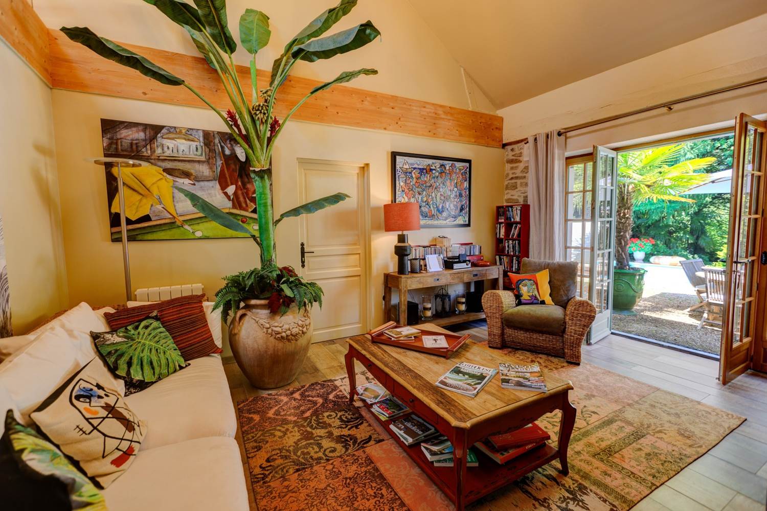 Le salon ouvrant sur la piscine