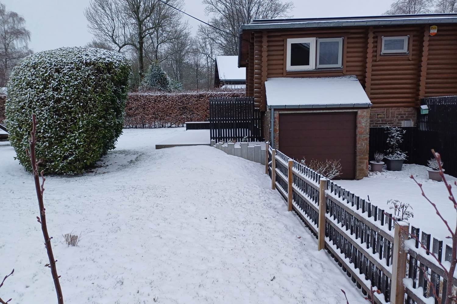 Notre gîte er son jardin sous la neige