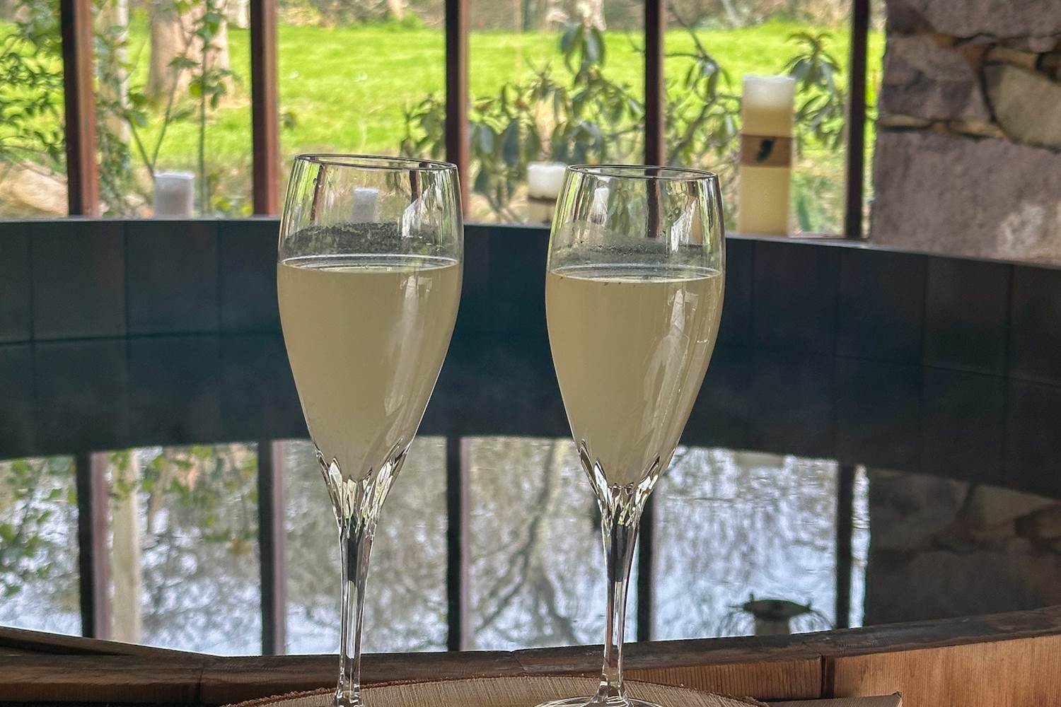 Déguster un pétillant au mimosa fait maison dans ce cadre bucolique et reposant