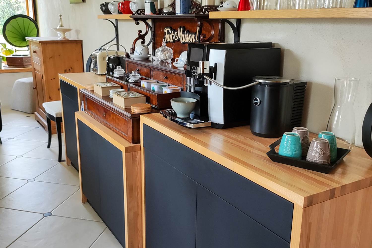 Découvrir le café lounge, mis à votre disposition avec ses boissons chaudes variées