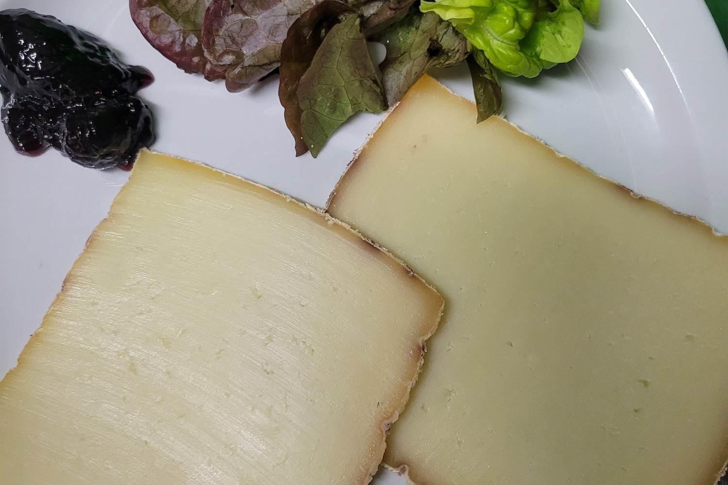 Fromage de Brebis et Confiture de cerises noires