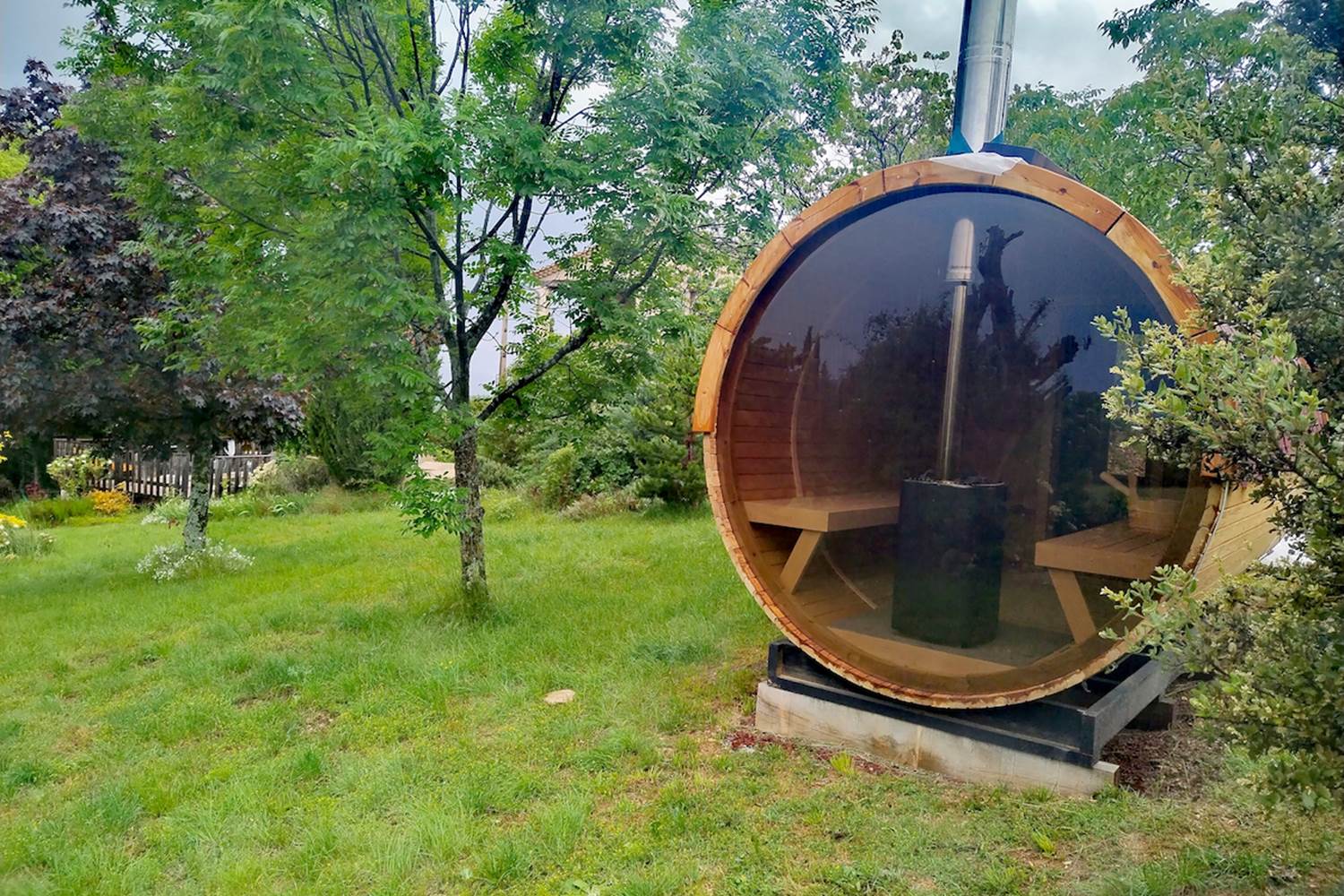 Sous le sauna, le bassin avec l'eau de la montagne de Lure. Un petit bain entre 2 séances de sauna ?