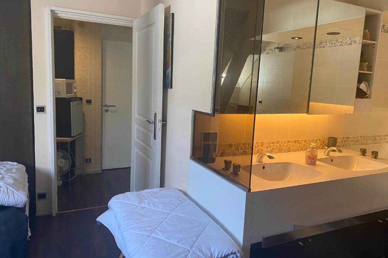 CHAMBRES-GUEBWILLER-Suite-1-Chambre-3-Personnes-Entrée