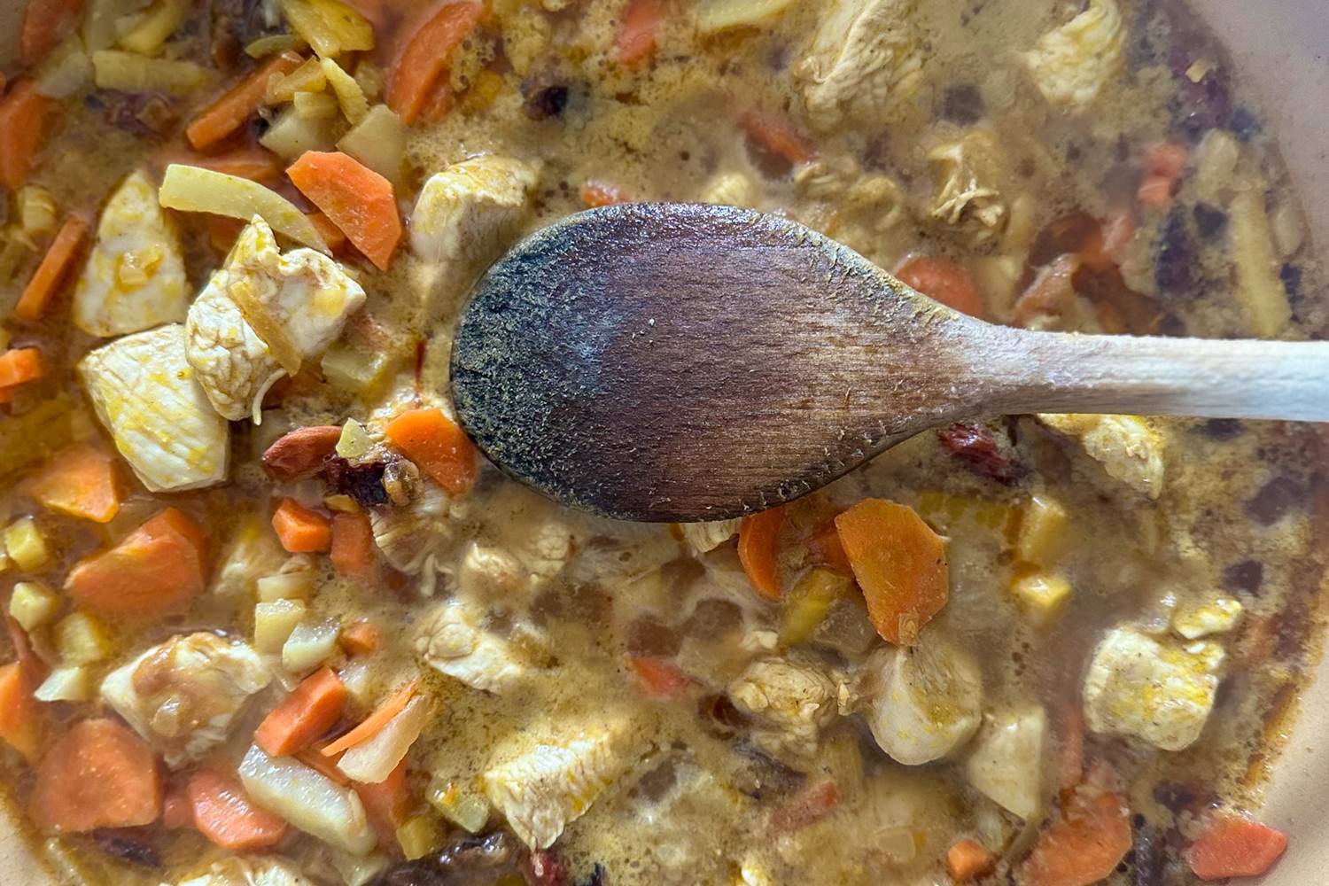 une délicieuse tajine aux saveurs orientales en préparation