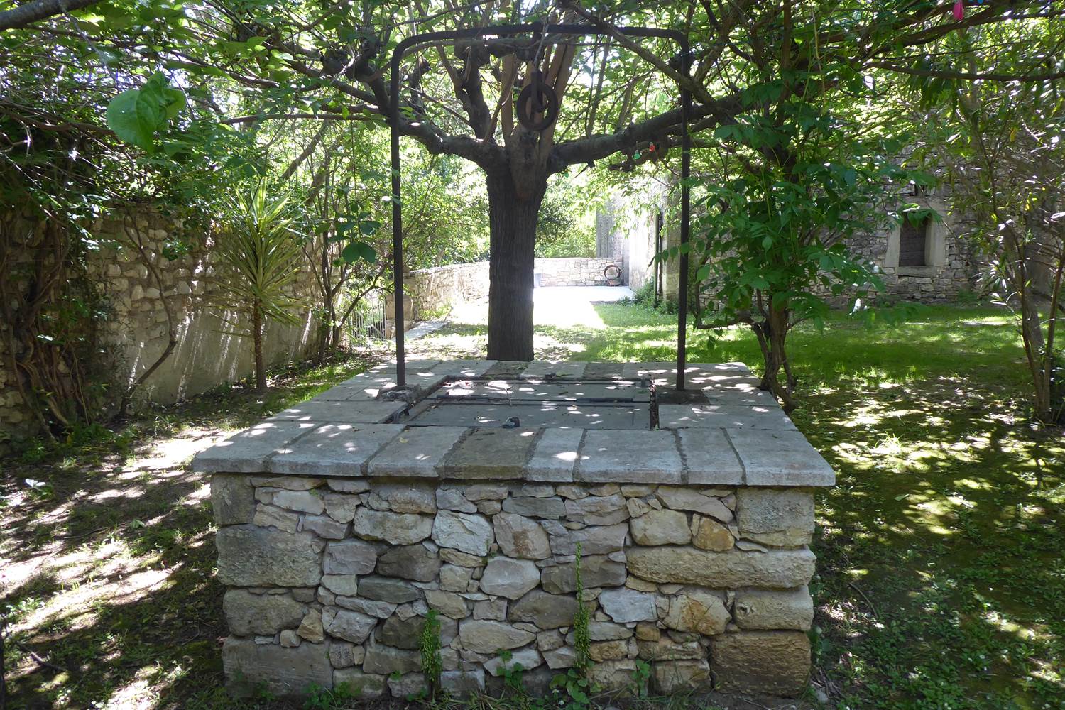 Le puits extérieur dans le jardin du Mas des Sages