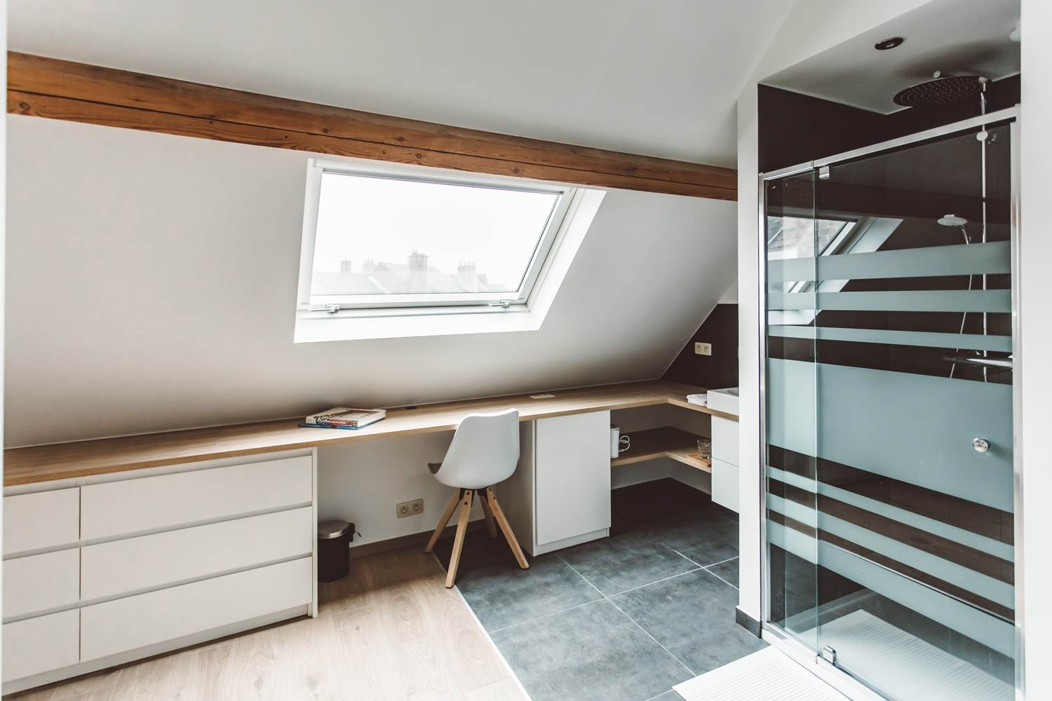 301 CHAMBRE SUPERIEU BUREAU