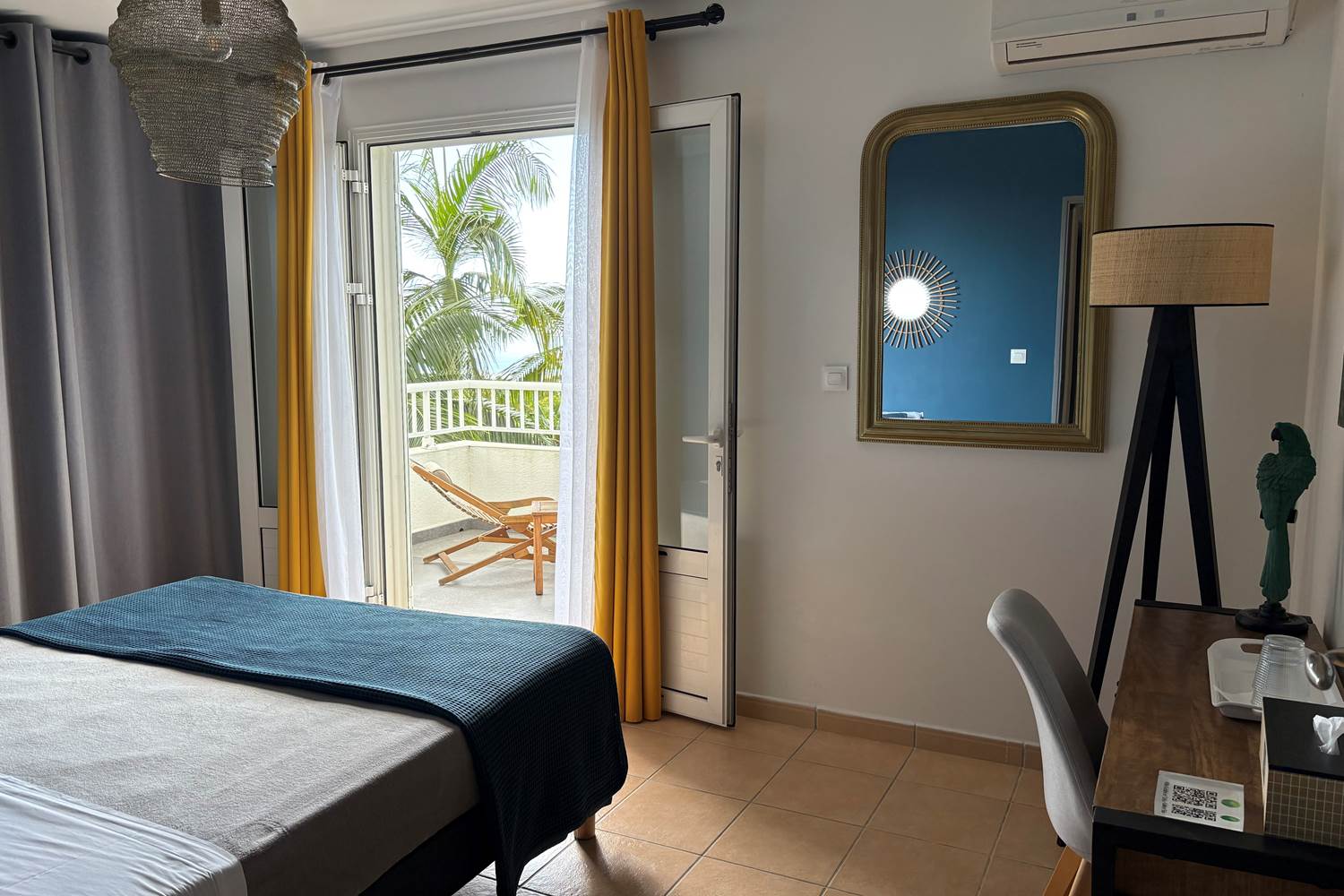 Chambre Tafia et sa terrasse vue mer, lit Queen-size et climatisation