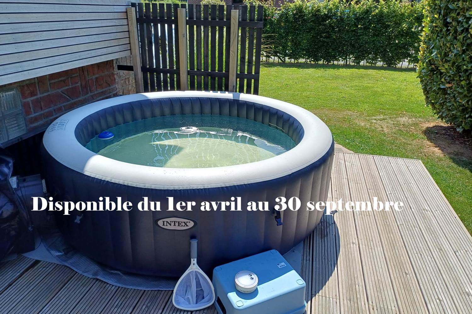 Le jacuzzi, disponible du 1er avril au 30 septembre