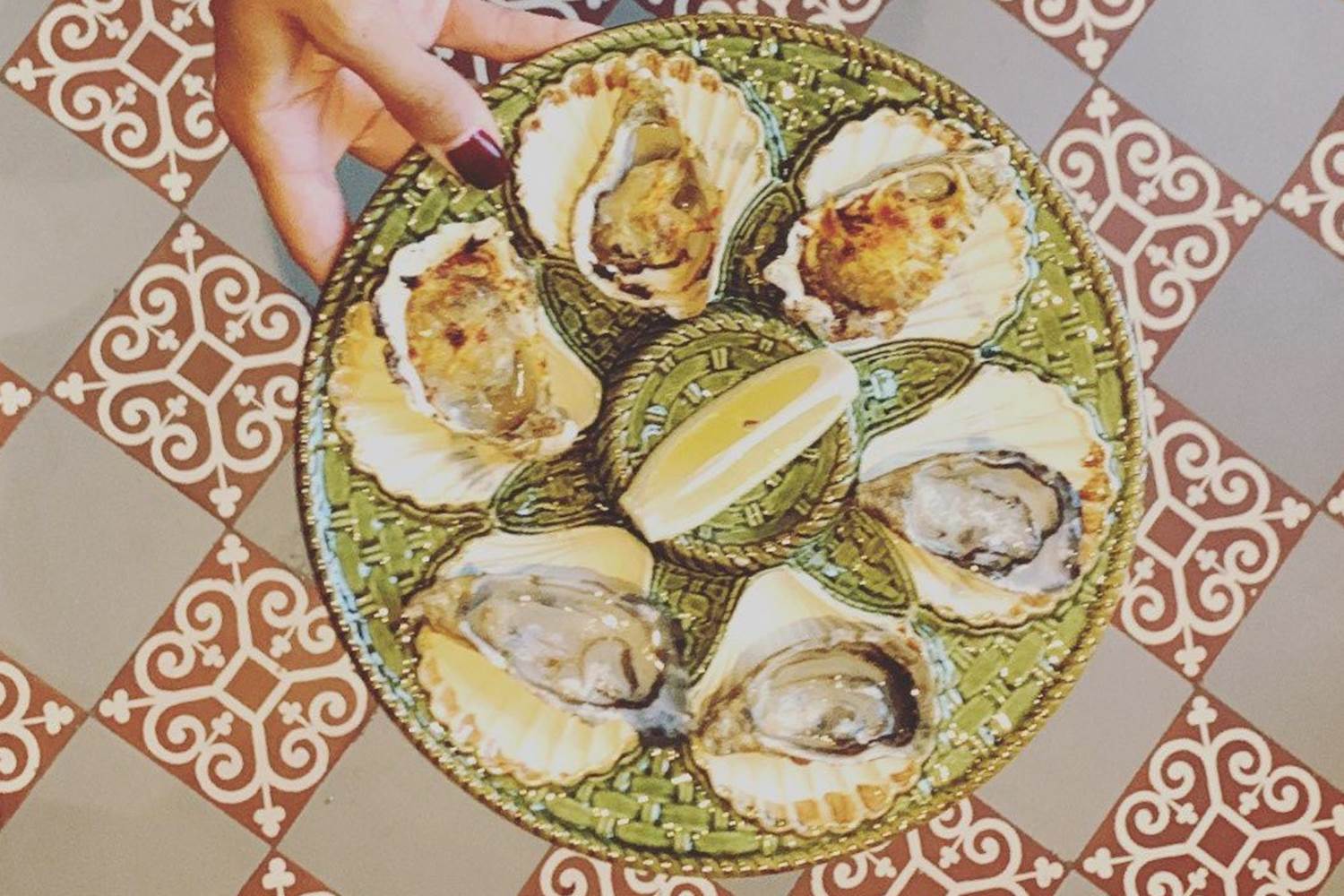 assiette d'huîtres fraîches et gratinées