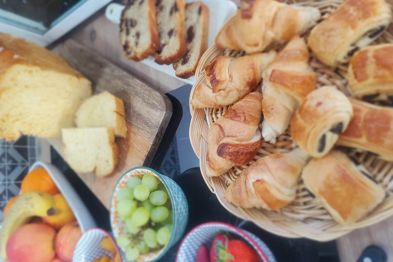 Petit déjeuner gourmand avec viennoiseries à la maison d'hôtes Cale 32