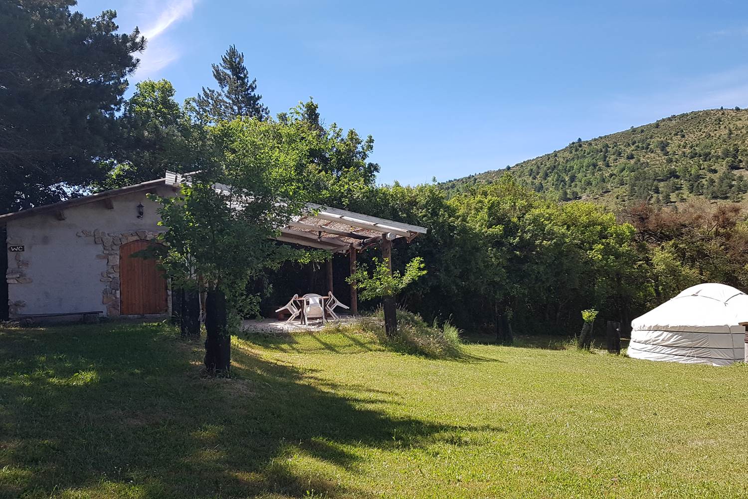 Camping, yourtes, local sanitaire