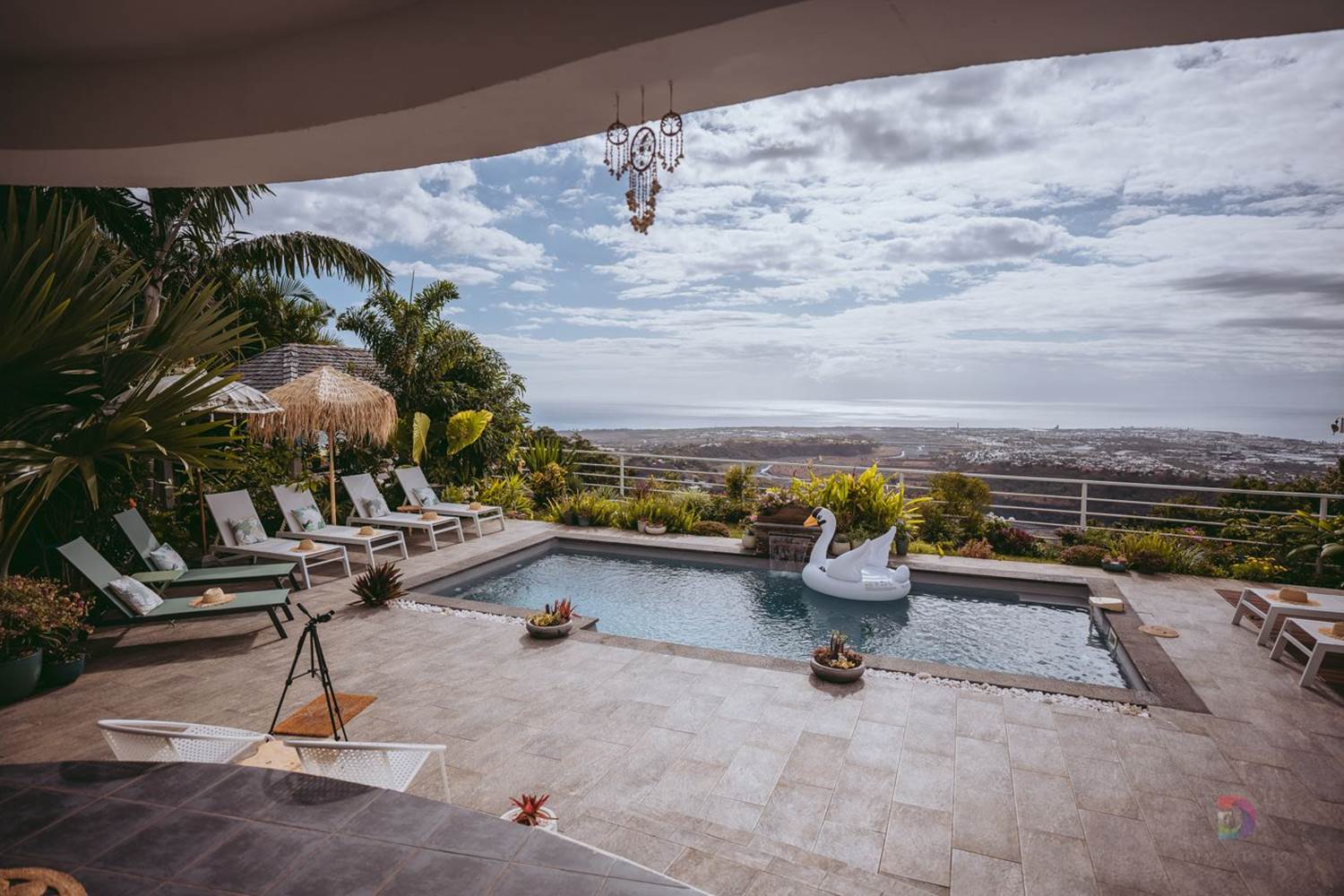 Vue sur la piscine et l'Océan Indien