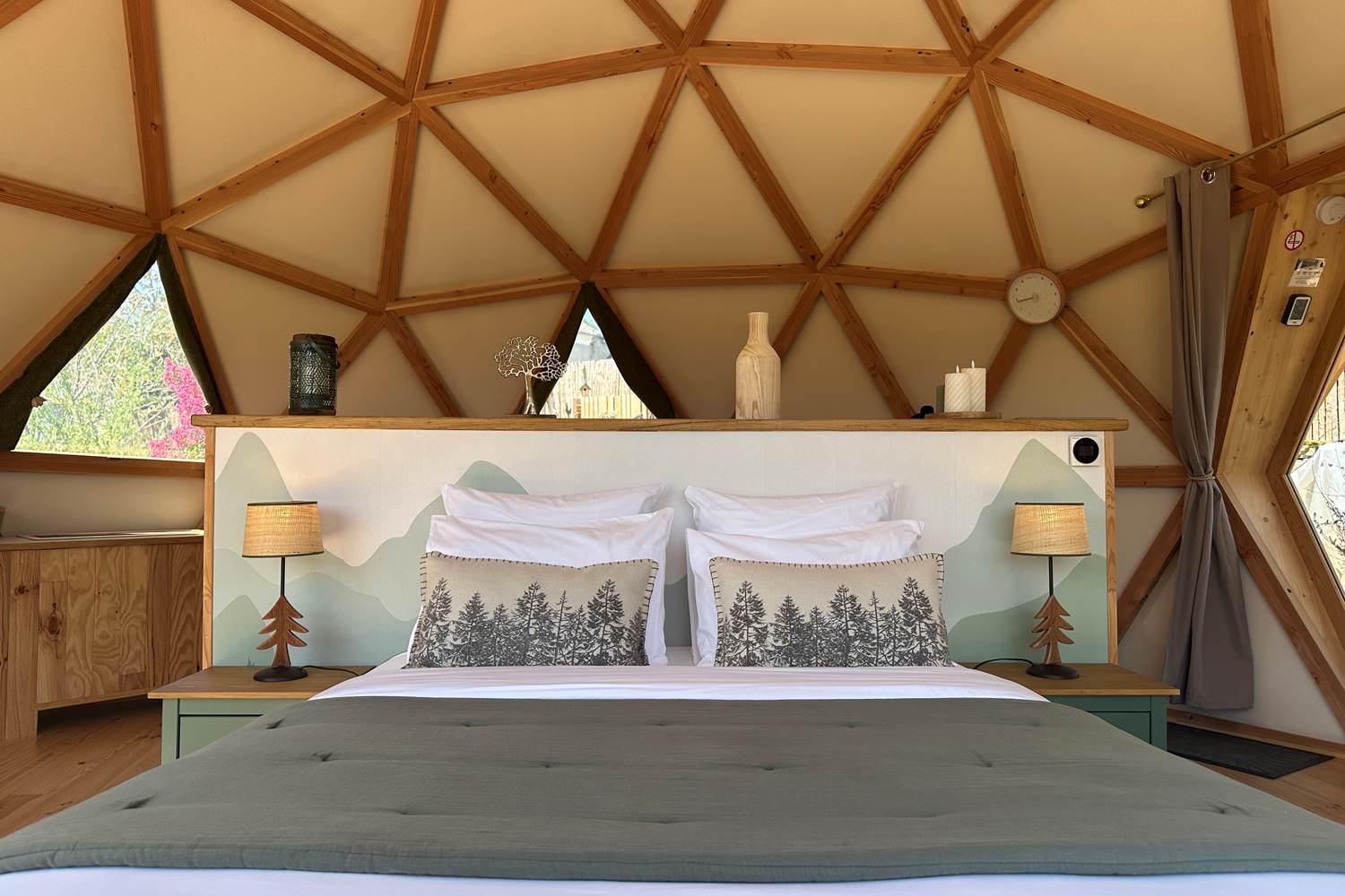 Lit Queen-size confortable avec linge de qualité hotelière