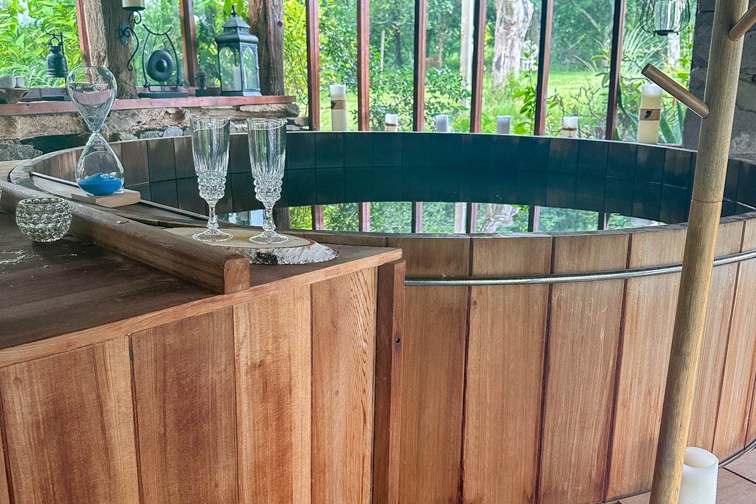 se délasser dans l'eau chaude du bain Ofuro