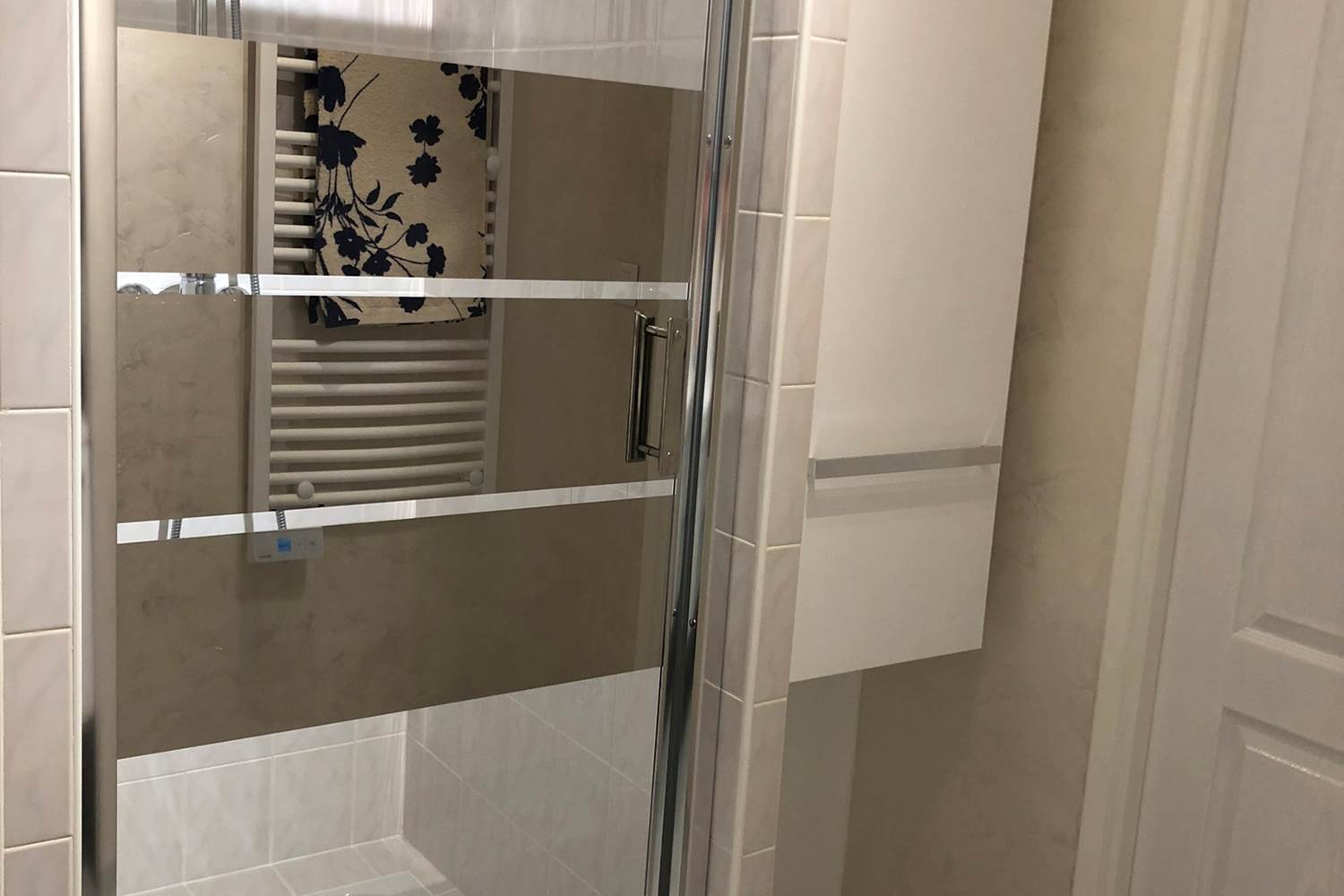 la douche avec porte vitrée