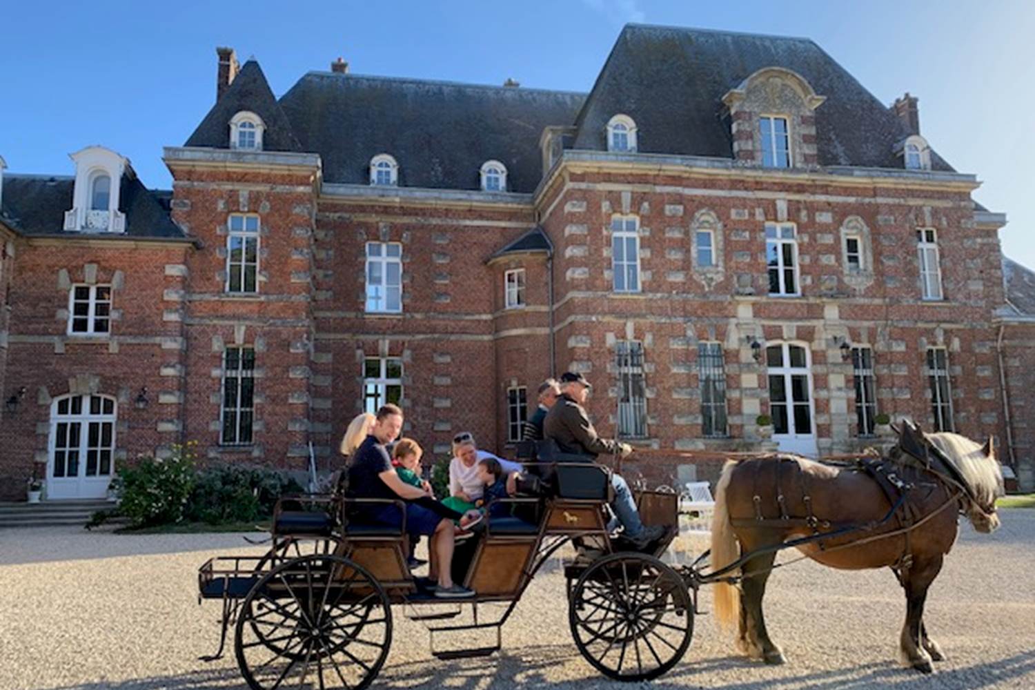 Calèche dans la cour du Château d'Auteuil