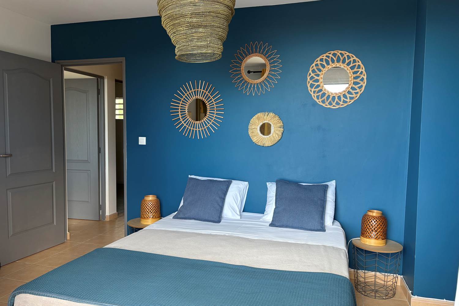 Chambre Tafia et sa terrasse vue mer, lit Queen-size et climatisation