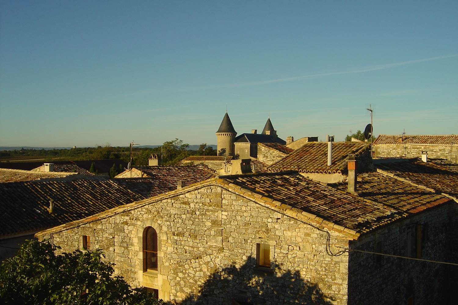 Les toits d'Aubussargues et les tours du chateau