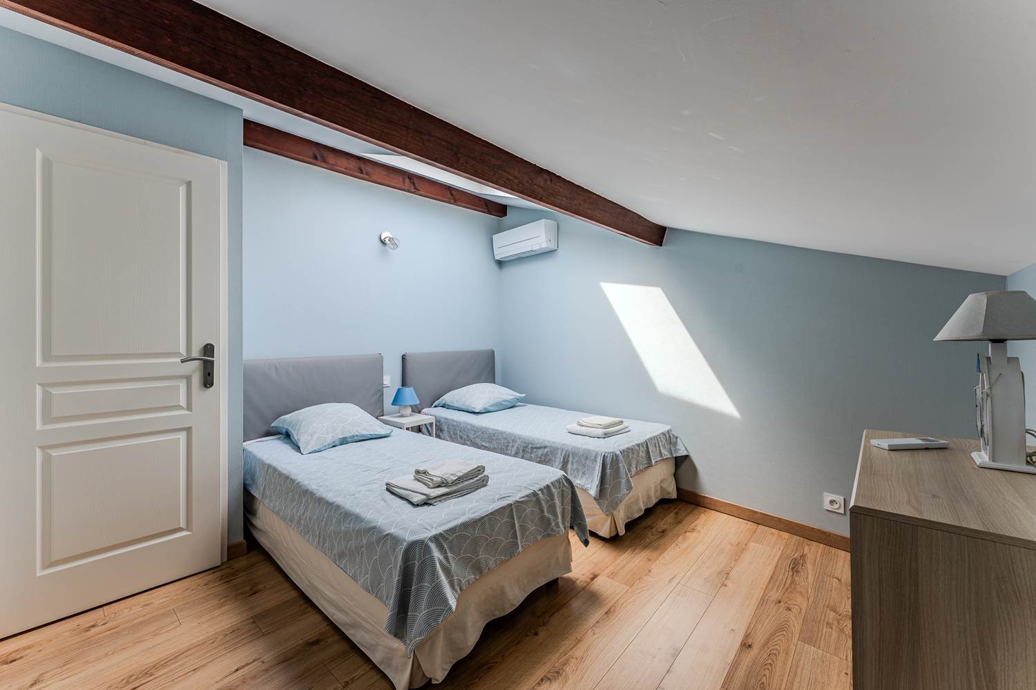 Chambre 2 lits simples gîte 2 climatisée