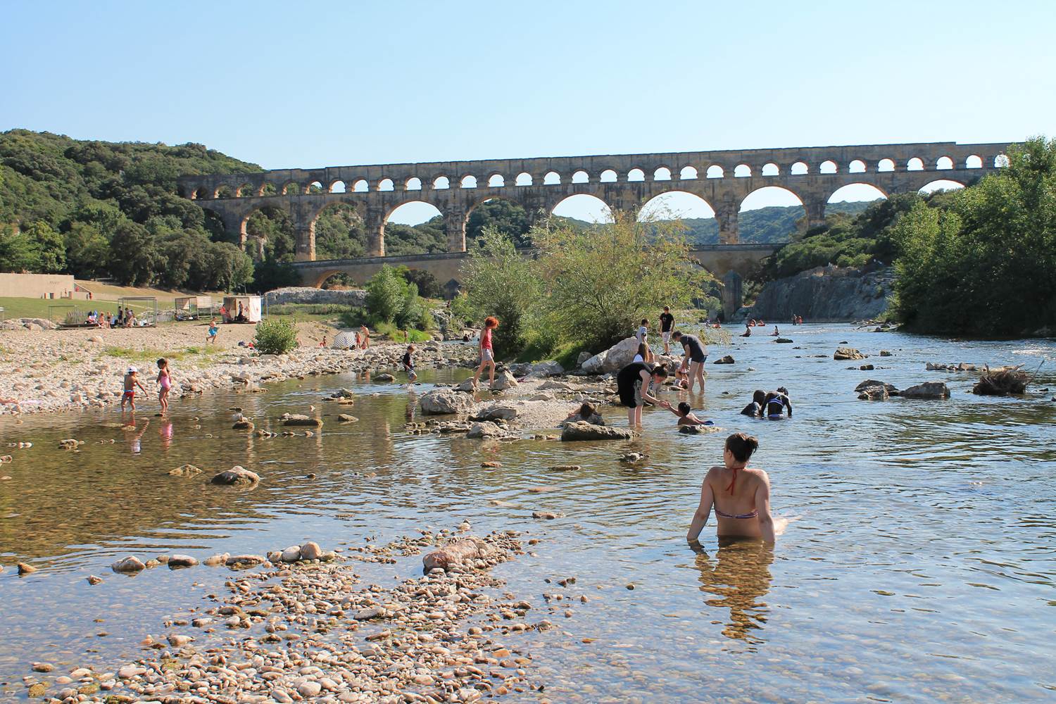 Baignade au Pont du Gard  ©Office de Tourisme Destination Pays d’Uzès Pont du Gard