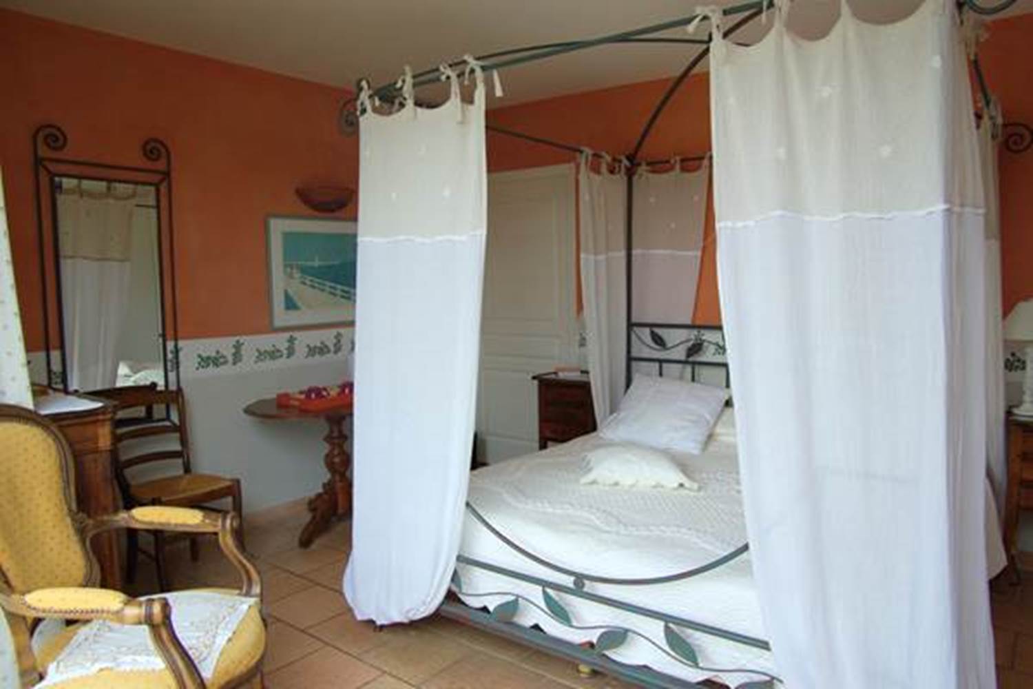 lit baldaquin chambre avec terrasse