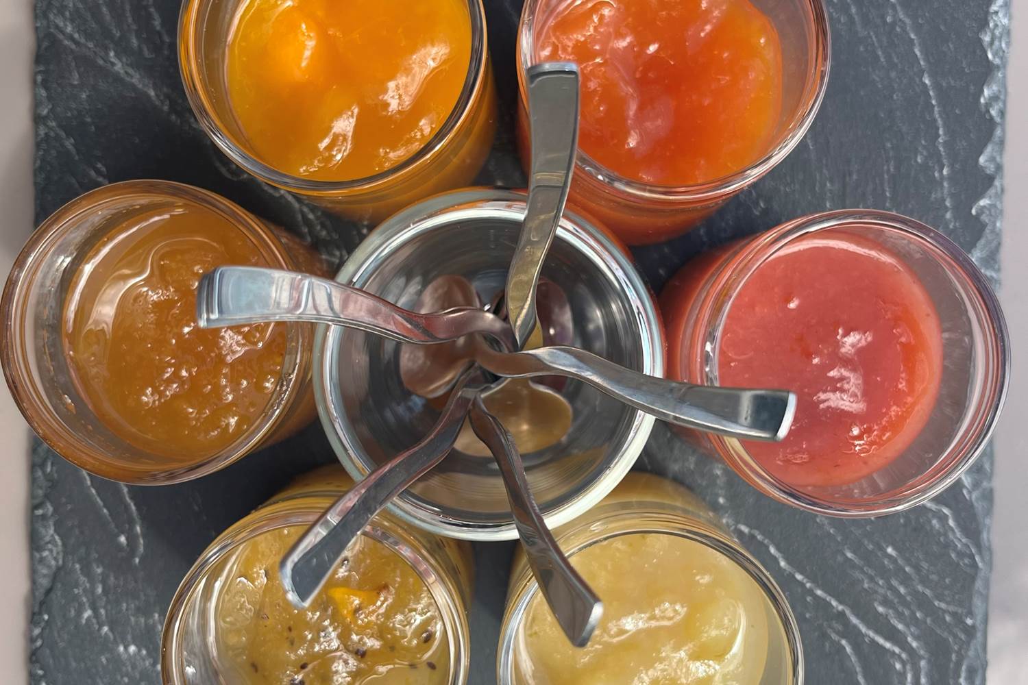 Confitures maison : goyavier, ananas, chouchou, mangue, papaye, kiwi ...  Nos fruits de saison dès le petit-déjeuner  !