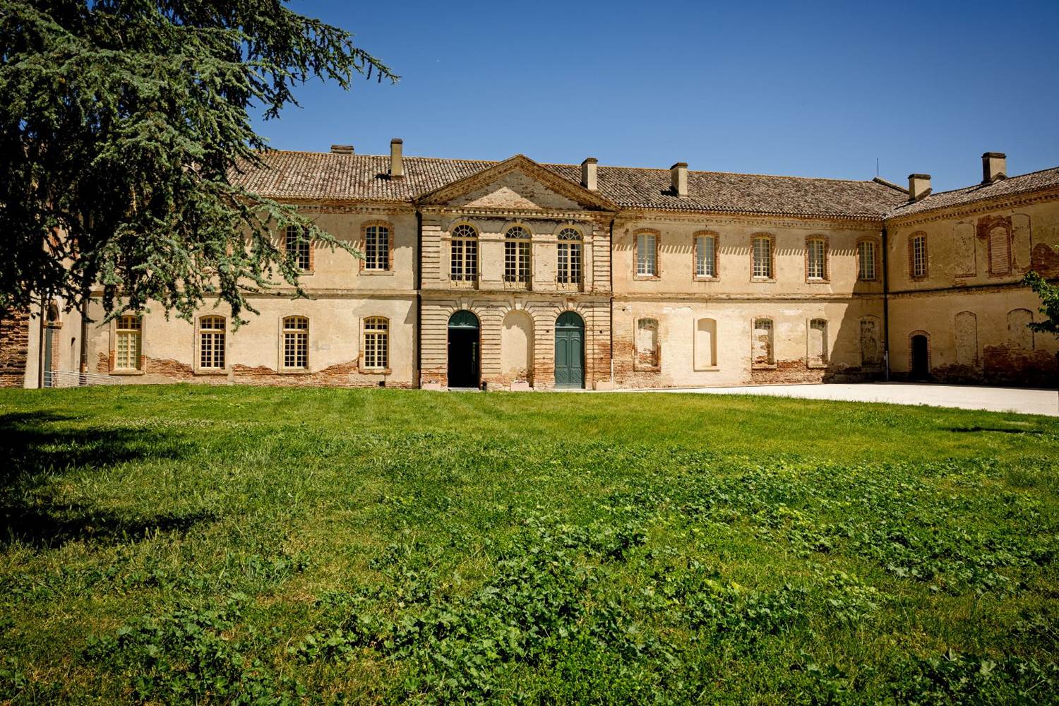 Abbaye de Belleperche - Façade sud - ©Noëlle Ballestrero