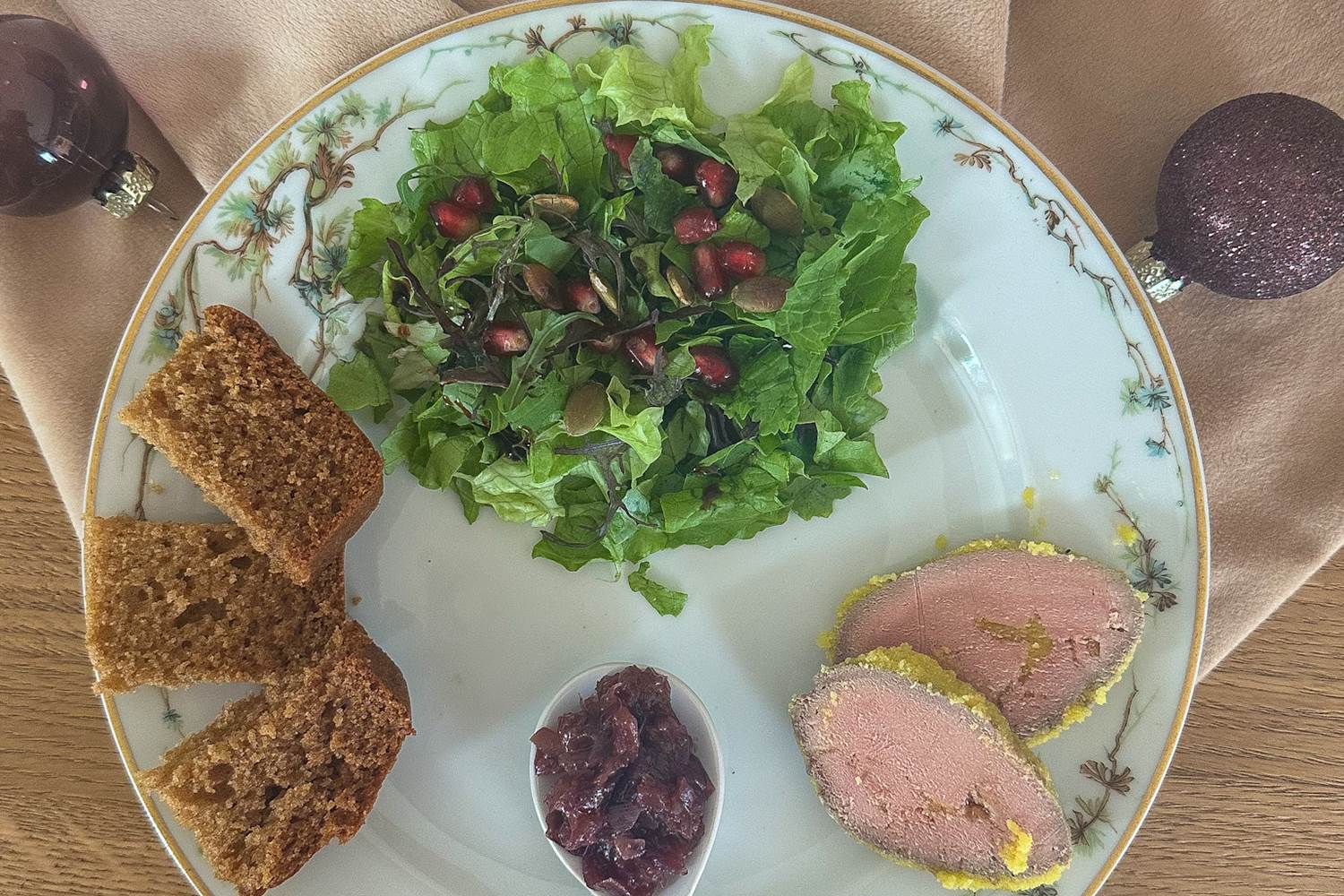 foie gras maison, chutney oignons et pain d'épice dîner réveillon Demeure du Porzou