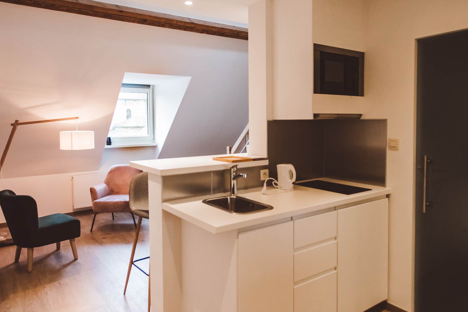 305 STUDIO DELUXE AVEC CUISINE -CUSINE ET SALON