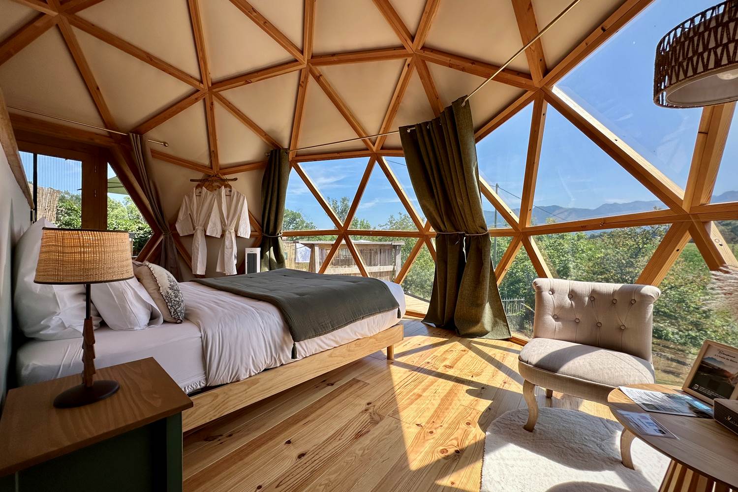 Lit face à la baie vitrée