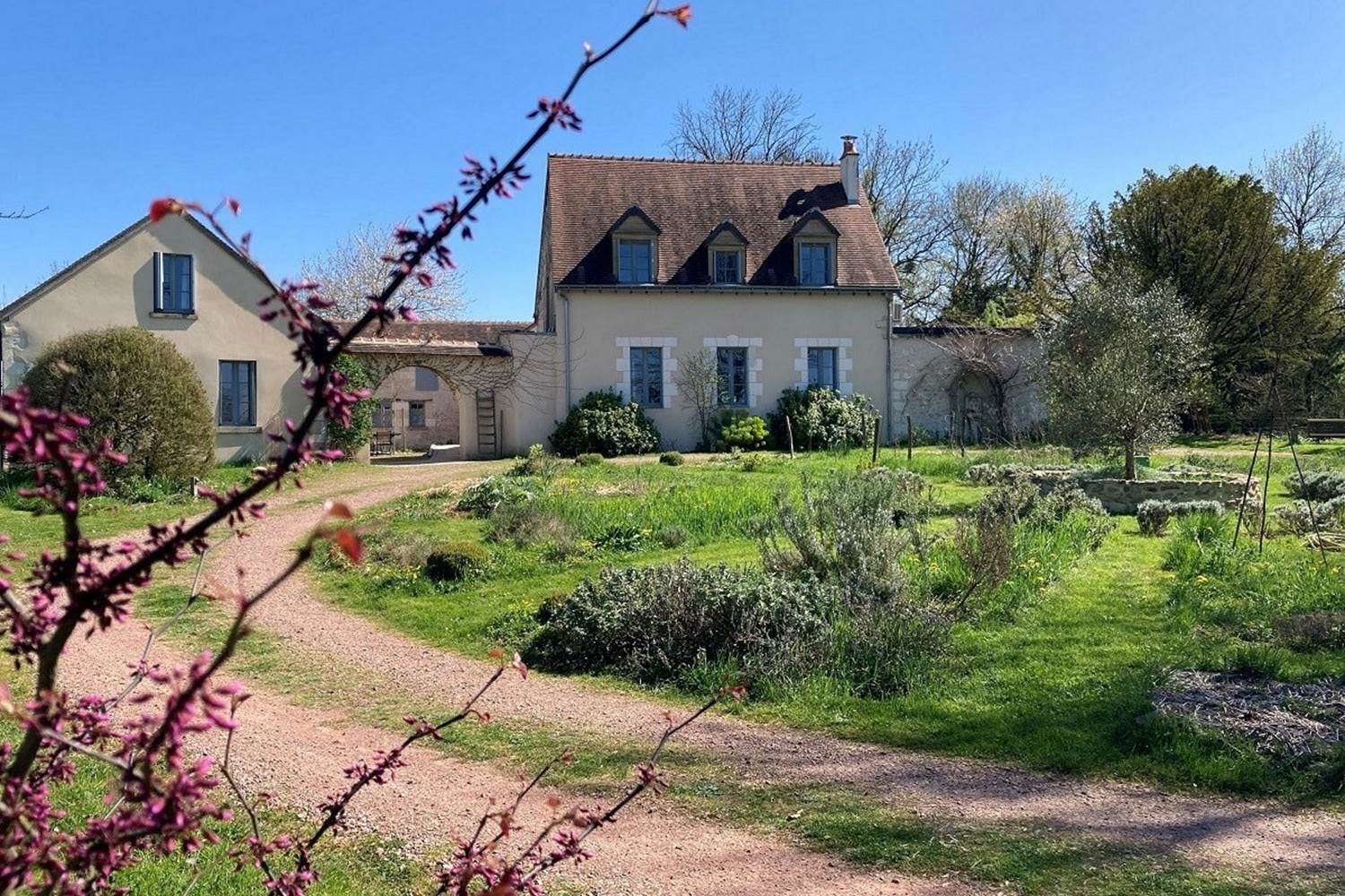 chambres-d-hotes-amboise-maison-chemin-jardin-rond-point