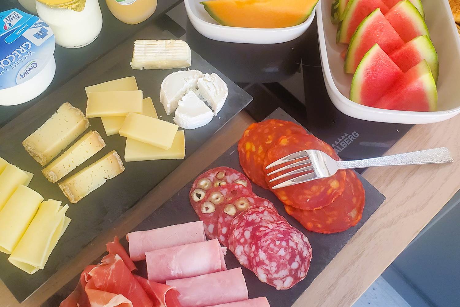 Petit déjeuner avec plateau de charcuterie à la maison d'hôtes Cale 32