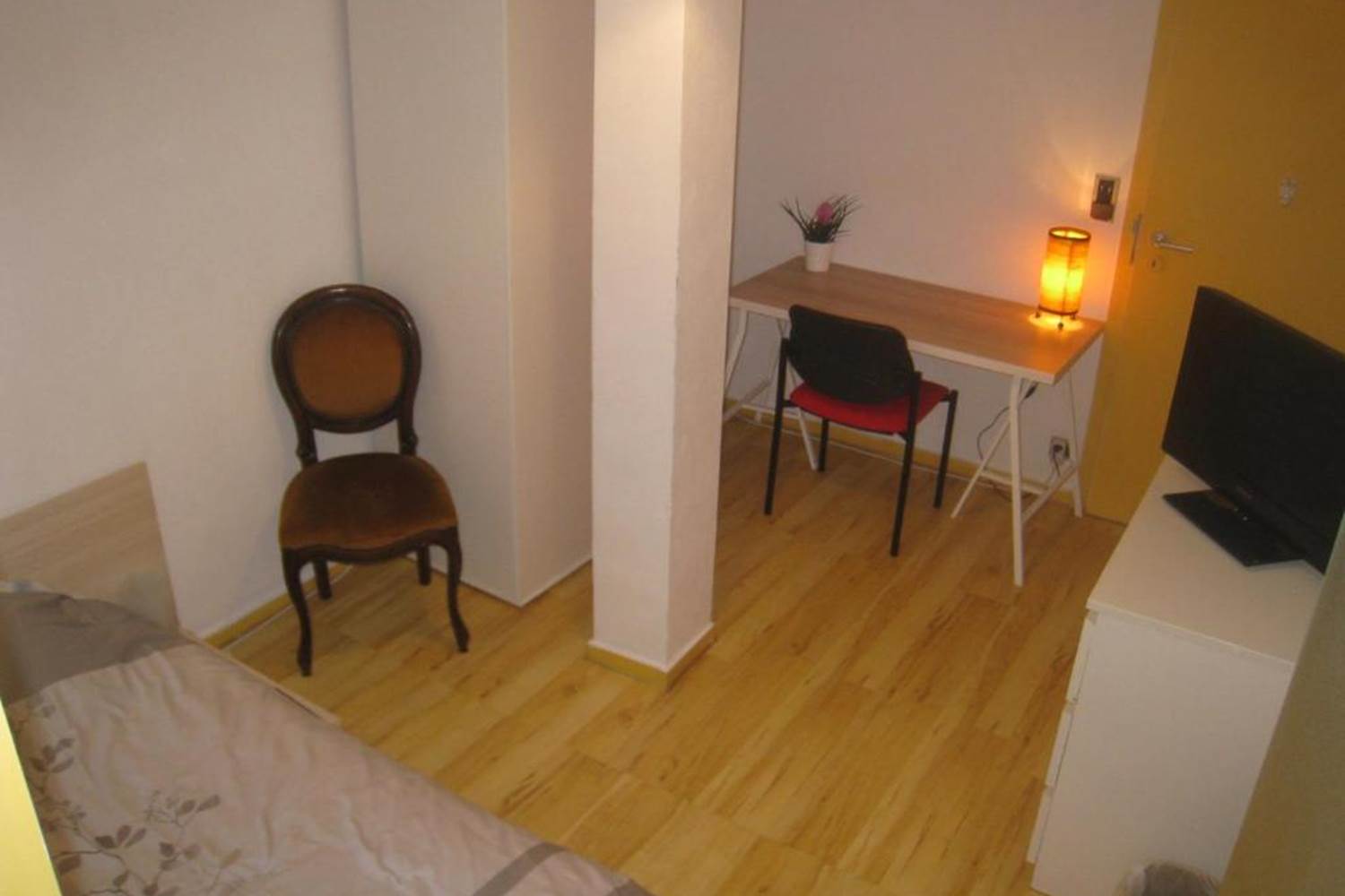 CHAMBRES-GUEBWILLER-Chambre-Simples-avec-Salle-de-Bains-Privative-1-Personne-Télévision