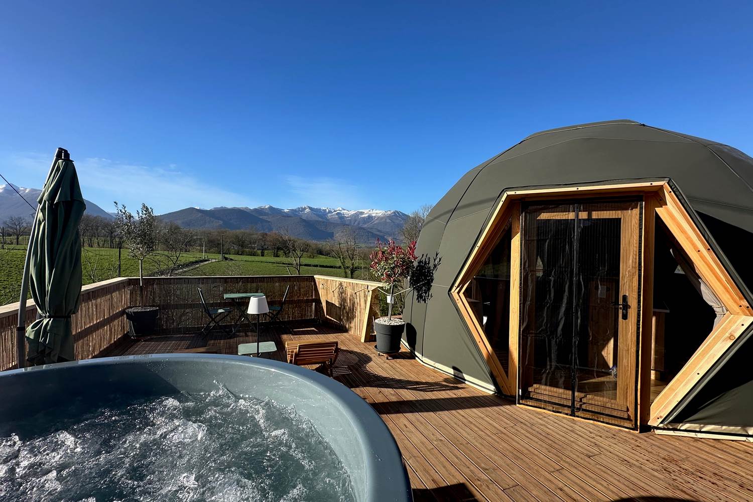 Terrasse privative avec bain nordique et vue panoramique sur les Pyrénées.