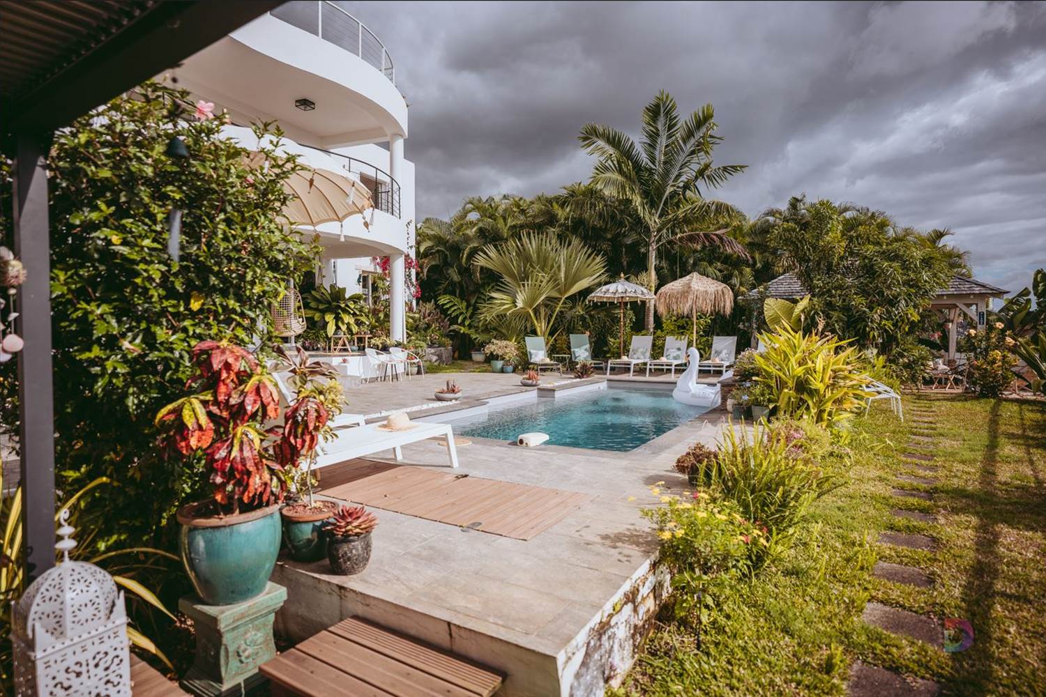 La piscine et la villa