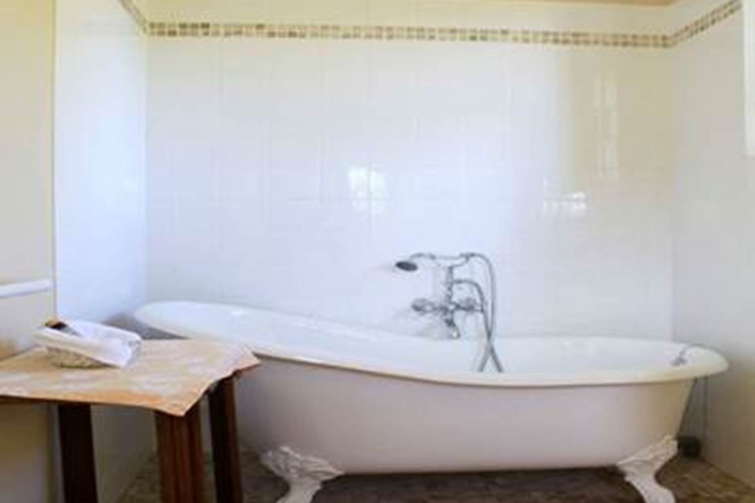 salle de bains avec baignoire