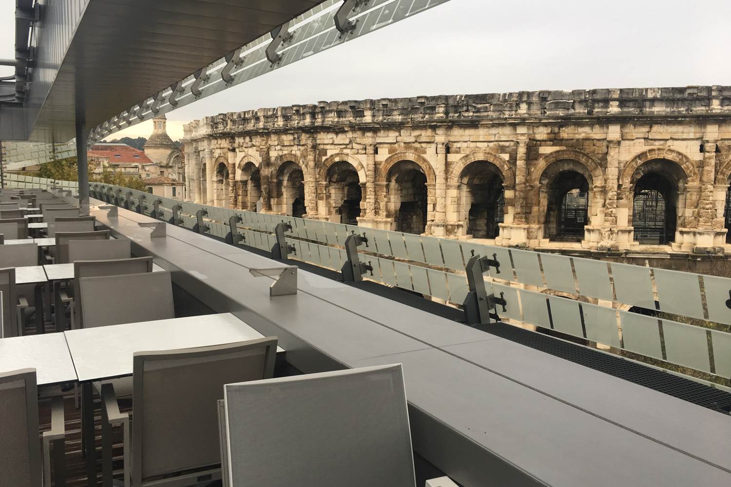 Les arènes de Nîmes vues du restaurant La Table du 2